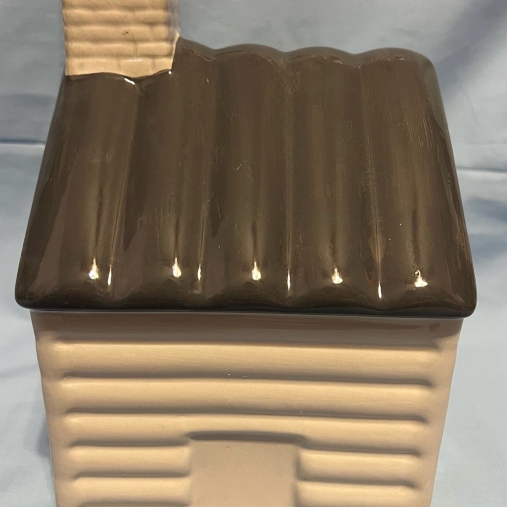 NIB Rae Dunn ceramic cabin - Picture 4 of 5